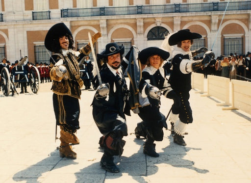 Die Musketiere - Einer für Alle - Alle für einen! (2 DVDs) – Bild 2– JETZT KAUFEN BEI GLACIER GAMES .at