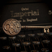 Resident Evil VIII: Insignia Key Replica – Bild 9– JETZT KAUFEN BEI GLACIER GAMES .at