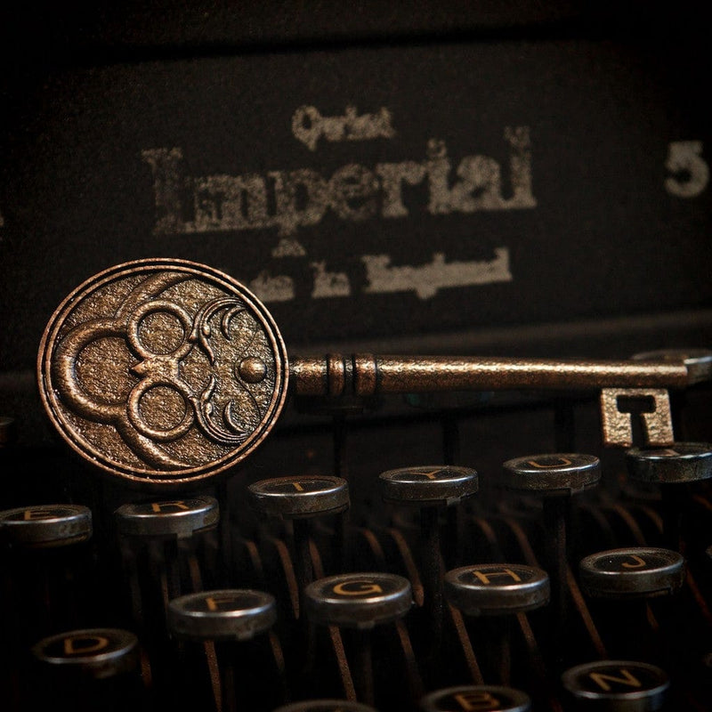 Resident Evil VIII: Insignia Key Replica – Bild 9– JETZT KAUFEN BEI GLACIER GAMES .at