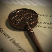 Resident Evil VIII: Insignia Key Replica – Bild 8– JETZT KAUFEN BEI GLACIER GAMES .at
