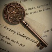Resident Evil VIII: Insignia Key Replica – Bild 6– JETZT KAUFEN BEI GLACIER GAMES .at