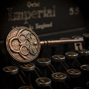 Resident Evil VIII: Insignia Key Replica – Bild 7– JETZT KAUFEN BEI GLACIER GAMES .at