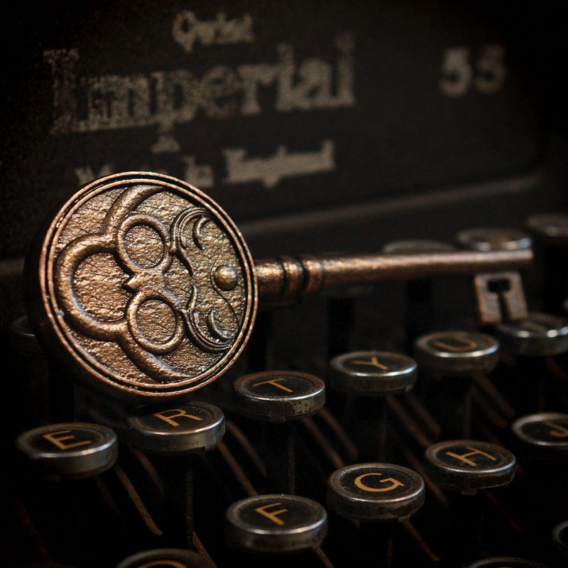 Resident Evil VIII: Insignia Key Replica – Bild 7– JETZT KAUFEN BEI GLACIER GAMES .at